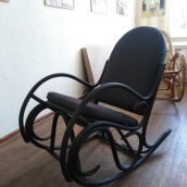 Плетенное кресло-качалка ЧФЛИ Олимп Loft из ротанга черное с мягкими подушками