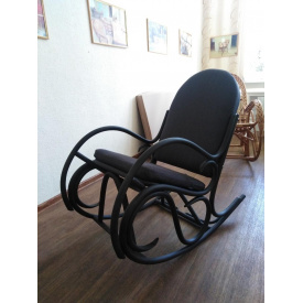 Плетенное кресло-качалка ЧФЛИ Олимп Loft из ротанга черное с мягкими подушками