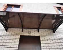 Металический сборный навес (козырек) над дверью Dash'Ok 4,05x1.5 м Style, тем-серый, сот 6 мм, бронза