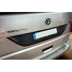 Пластиковая накладка на крышку багажника Черная для Volkswagen T6 2015↗, 2019↗ гг.
