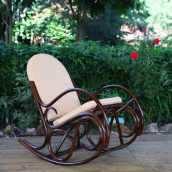Плетенное кресло-качалка Олимп ЧФЛИ из ротанга с мягкими подушками