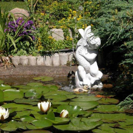 Скульптура садовая "Мальчик с рыбой" Золотой-темный