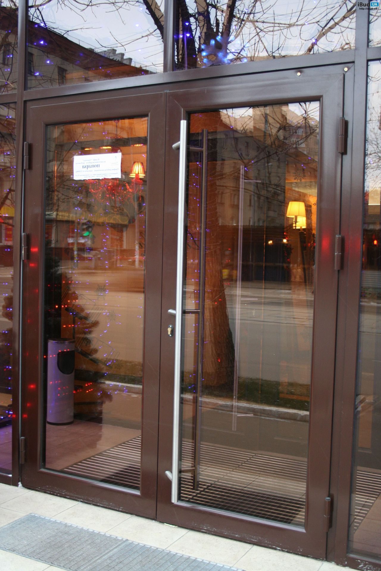 Двери из алюминия коричневые