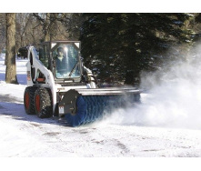 Уборка снега мини-погрузчиком Bobcat со щеткой