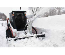 Уборка снега мини-погрузчиком Caterpillar 216 с отвалом