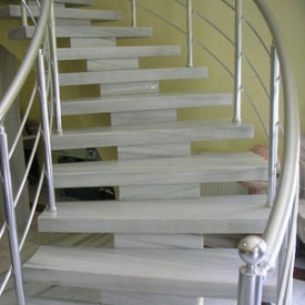 Винтовая лестница из мрамора Мармара