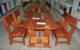 Дерев'яний стіл зі стільцями