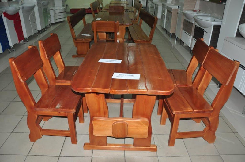 Дерев'яний стіл зі стільцями