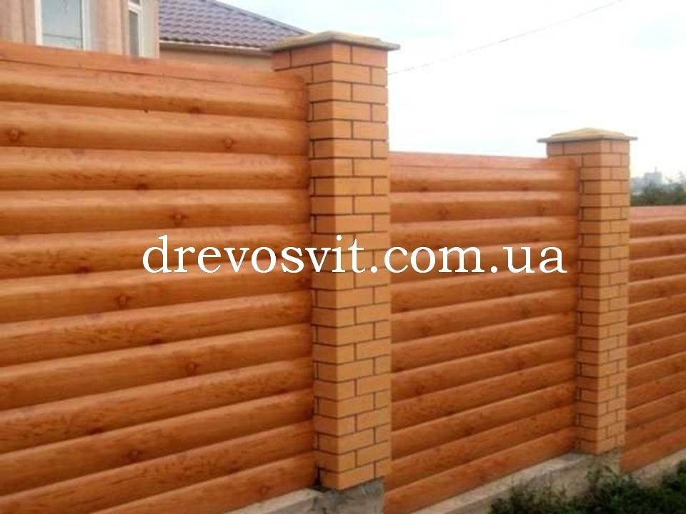Забор выполнен из блок хауса