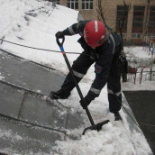 Очищення даху від снігу