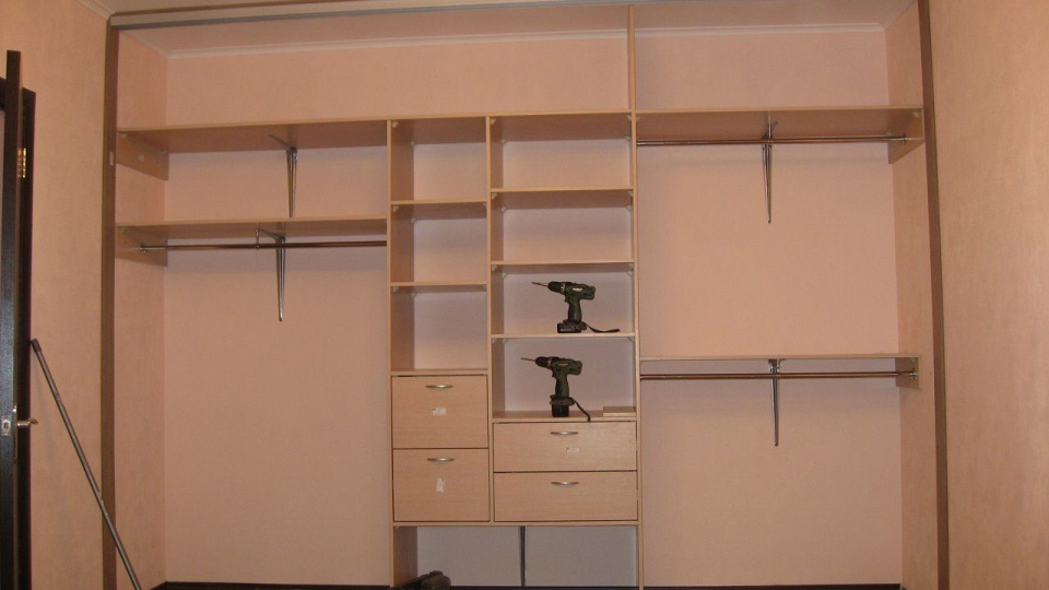 Встроенный шкаф своими руками: удобная мебель плюс минимум затрат