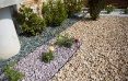 Ландшафтный дизайн сада с крошкой из мрамора