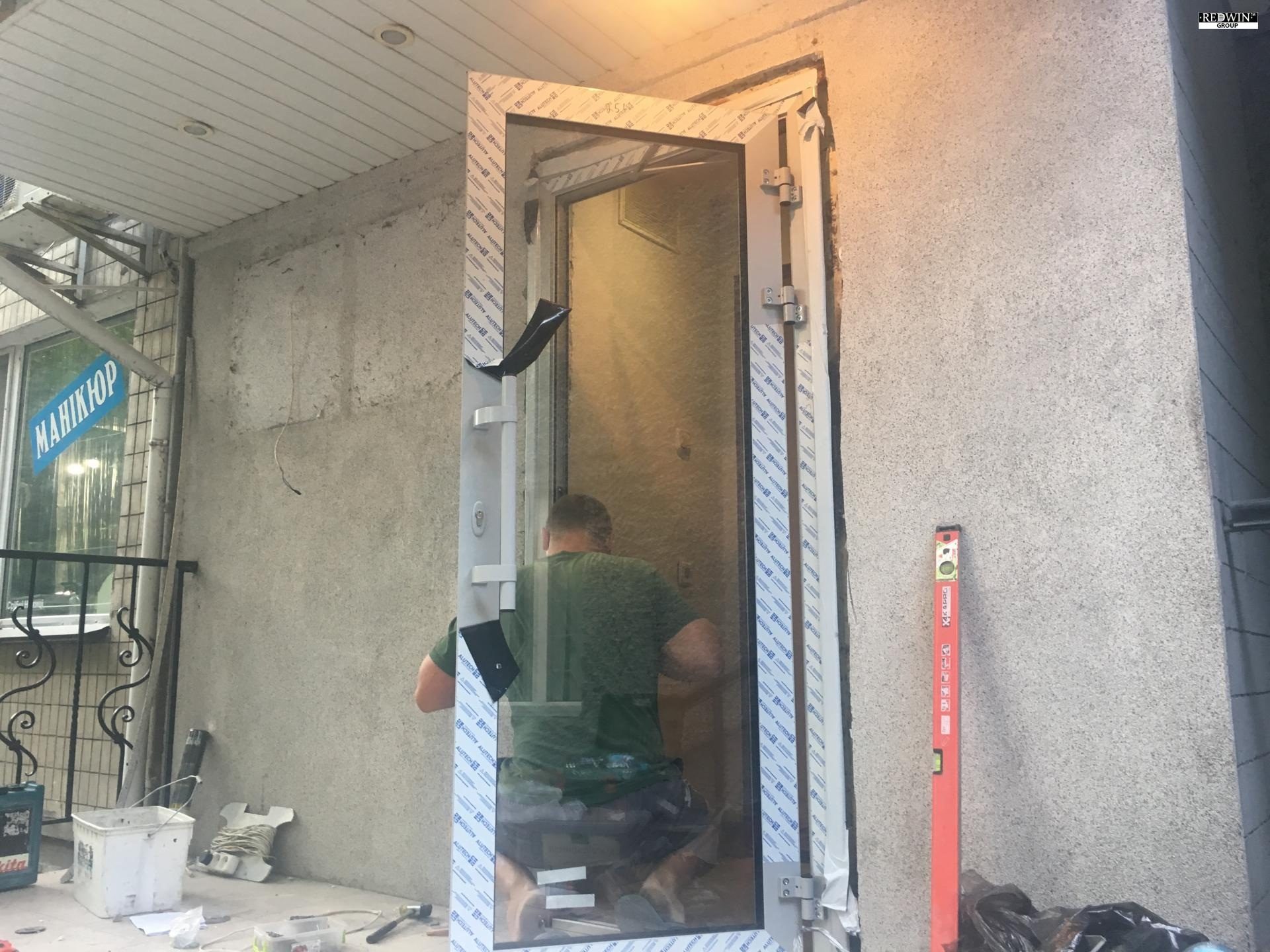 Налаштування алюмінієві двері вхідної групи після монтажу