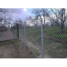 Установка паркану з сітки рабиці