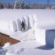 Як правильно прибрати сніг з даху будинку