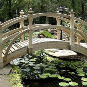Садовый мостик из дерева Гюмри