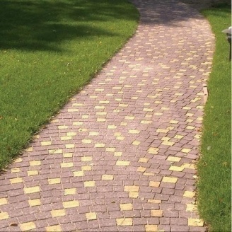 Тротуарна плитка Золотий Мандарин Креатив 60 мм на сірому цементі коричневий