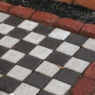 Тротуарная плитка Золотой Мандарин Квадрат малый 100х100х60 мм на сером цементе черный