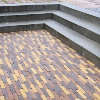 Тротуарна плитка Золотий Мандарин Барселона Антик 186х45х60 мм на сірому цементі персиковий