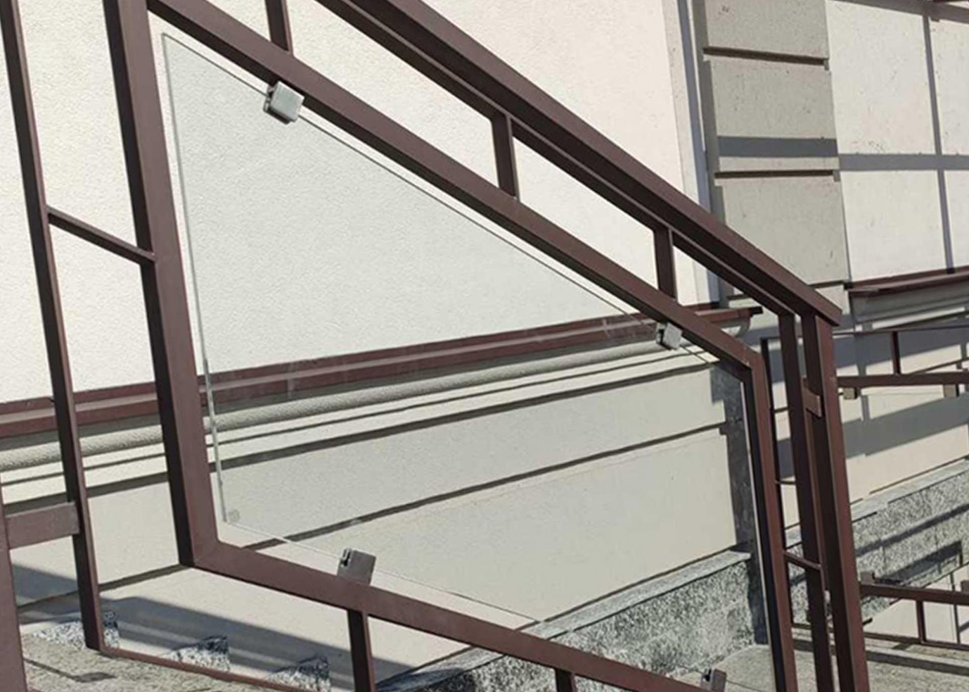 Перила та балконні поручні. Скління полікарбонатом або оргсклом.