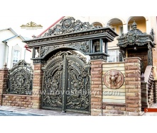 Кованые ворота распашные закрытые с аркой и литыми элементами