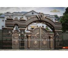 Кованые ворота распашные закрытые с калиткой аркой и львами