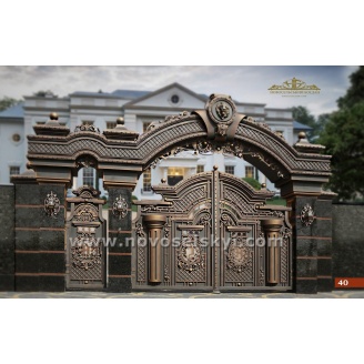 Кованые ворота распашные закрытые с калиткой аркой и львами