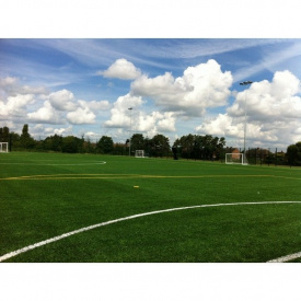 Укладання штучної трави для гри у футбол