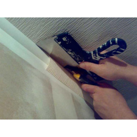 Поклейка шпалер на стелю