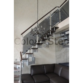 Ограждение для лестниц из металлических балясин, стеклянного наполнения и деревянных перил