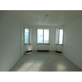 Штукатуркa стін у будинку