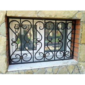 Металлическая решетка на окна для многоэтажек фигурная Legran