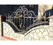 Забор кованый на камне фигурный с пиками Legran