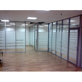 Офісні перегородки c дверима з алюмінію і плівкою на склі