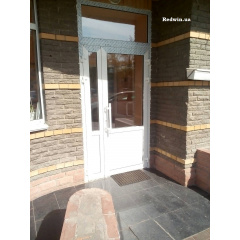 Алюминиевые двери из украинского профиля с домофоном в подъезд | ООО "Рэдвин Групп" Ирпень