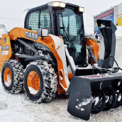 Уборка снега мини-погрузчиком Bobcat со щеткой