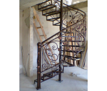 Гвинтові сходи з кованими поручнями міцний металокаркас Legran