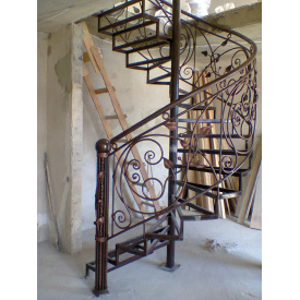 Гвинтові сходи з кованими поручнями міцний металокаркас Legran