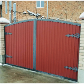 Ковані ворота із профнастилом закриті із завісами