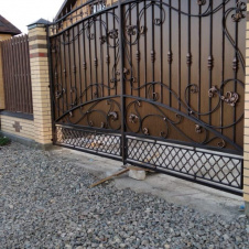 Ковані ворота із сіточкою закриті Legran