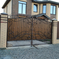 Кованые ворота с сеточкой закрытые Legran Бердянск
