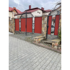Кованые ворота с острыми пиками и профнастилом Legran Дзензелевка