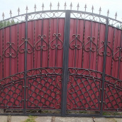 Ковані ворота з профнастилом закриті з гострими піками Legran
