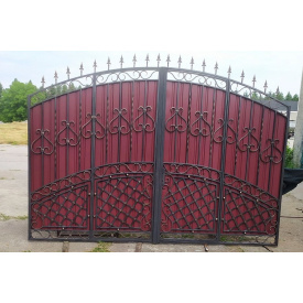 Кованые ворота с профнастилом закрыты с острыми пиками Legran