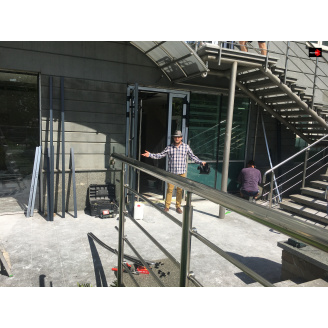 Алюминиевая входная дверь для дома с покраской в Киеве