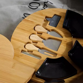 Разделочная доска из бамбука круглая, диаметр 33см, с соусниками, ножами, лейблом и мелками, черный цвет