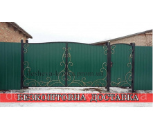 Кованые ворота из профнастилом и коваными элементами