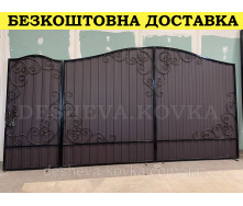Кованые распашные ворота из профнастила из коваными элементами