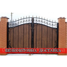 Кованые распашные ворота из профнастила и калиткой
