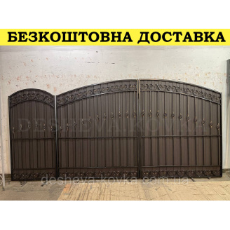 Кованые ворота из профнастилом и коваными элементами